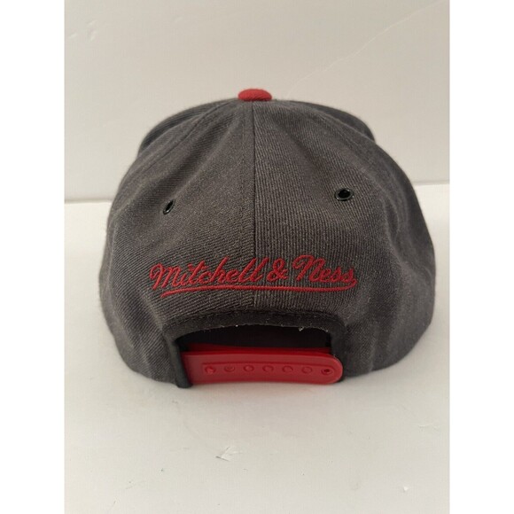 Mitchell & Ness Miami Heat Gray/Black/Red Adjustable Snapback Hat - Picture 3 of 7